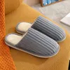 Slippers Men de coton d'hiver d'automne et de femmes pour hommes et femmes.