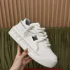 Dicke Stud -Männer Sneakers Trainer Echte Designer Valentyno Frauen Schuhe 2024 Sohle Vlogoo Paar neuer Stil Leder Nieten Sport lässig kleine weiße BIFC