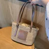 حقيبة حقيبة اليد الفاخرة للسيدات مصممة الشاطئ حقيبة جديدة من العشب المصنوع يدويًا منسوجة حقيبة أزياء أزياء في الهواء الطلق في حالة ترفيهية متعددة الاستخدامات حقيبة تسوق كبيرة السعة