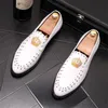 Lyxig kunglig stil män handgjorda broderier krona mönster exotiska designer loafers fashionbrand casual bröllop klänningskor 240422