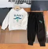 Baby Hoodies Kid Sets Kids Sweater Child Duas peças Capuz de letra Fasion Garotas Meninos vestem manga longa calça de calça de calça de calça infantil esportivo casual confortável quente