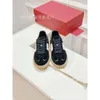 Rivet 2024 Sneaker Sneakers Trainer Casual Stud Designer Sports Valentynho Scheme Small Vlogooooooooooooooo News Couple Coppia di cuoio Blocchi Bianchi Bianchi da donna A00B