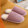 Slippers Men de coton d'hiver d'automne et de femmes pour hommes et femmes.