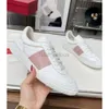 Couples Chaussures Sneakers Stud Trainer 2024 Designer Valentyno Vlogoo Training Spring Flat Bottom Lace Up Little White Women Leisure Sports Board Men Zjr9