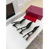 High 2024 Heel Pumps Designer Valentyno schoenen Stud vier seizoenen hakken metaal v-button teller lakleer Leer Leers echte dunne puntige teen-stijl sandalen 1 4mha