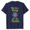 T-shirt maschile pensano come un protone e soggiorni in scienze positive per insegnante di cotone in cotone top camicia maglietta di design per il design t240425