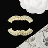 Famosa marca de diseñador Luxurys Desinger broche broches broches traje pin mujer joya de perlas ropa decoración de ropa de calidad superior regalos