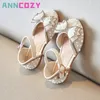 Girls Sandals Zomer Koreaanse editie Leuke boog Pearl -pailletten Kinderprinsesschoenen Flat Heels Soft Bottom Dancing Shoes 240415