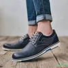 Sıradan Ayakkabı 2024 Bahar Sonbahar Erkekler Deri Deri Dantel Yukarı Moda Rahat Yürüyüş Ayakkabı Avrupa Tarzı