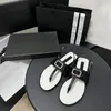 Luxus Marmont Leder -Tanga -Designer -Sandalen: Unisex Strand Kausaler Flip Flops mit Doppelschnalle und Fuzzy -Folie
