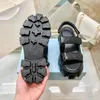 Nieuwe damesontwerper Sandalen Brand Zomer Triangle Label Design Jagged Soles Pine Cake Dikke Soled Velcro Sandalen Solid Color Casual Hoogte-Traving Shoes