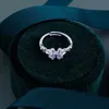 ウェディングリング色保持ニッチデザインハイエンドジルコンリングライトラグジュアリーを持つ女性のための4つのリーフクローバー人工ダイヤモンドリング
