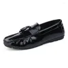 Casual skor italienska svarta mens patent läder loafers man designer slip på män tofs chaussure homme luxe mark