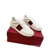 Womens 2024 Sneakers Trainer Stud Designer Valentyno Schuhe Vlogoo neue Low Top Flat Bood Echtes Leder Vielseitige kleine weiße Männer Sportpaar 7RNS 7RNS