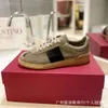 Womens 2024 Sneakers Trainer Stud Designer Valentyno Schuhe Vlogoo neue Low Top Flat Bood Echtes Leder Vielseitige kleine weiße Männer Sportpaar 7RNS 7RNS