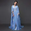 Kaftan blu marocchino Elegante cielo Sky Evening Dree con Cape V-Neck ricami bianchi Applique Arabo Dubai Donne Chiffon Caftan Prom Abito da ballo lungo Partito formale