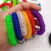 Bracelets de liaison 50 pièces Coil Keychain bracelet en plastique extensible poignet pour cale de clés Sauna coloré de gym de gym