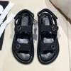 Designer Calf in pelle papà Chan Channel sandals Sandles Scarpe da donna a forma di cuneo a forma di cuneo a forma di cuneo cuneo non slip cinghia con fibbia di lancio