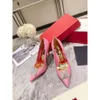 2024 Paris Rivet Rivet Talon High Stud Vlogoo Nouvelles pompes Fashion High Talon Single Designer Eau peu profonde Diamond Valentyno Chaussures Sandals Lhoh