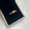 Anelli di band 2023 Anello classico di lussuoso anello in acciaio inossidabile per il marchio di lusso in pietra per ragazze non svanirà mai come regalo di compleanno al matrimonio Q240427