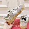 Small 2024 Sneakers Trainer Designer Stud Designer Valentyno Chaussures Vlogoo Nouveau couple Bloc de couleur en cuir Laçage Sports Breatch Casual Board Rivet White Men Women Women IL25