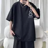 6xl Stora Herr Sports Suit Korean High Street Fashion Tshirt Shorts Twopiece Set Men Retro Neck Top Designer kläder 240420