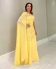 Chic Yellow Mutter der Braut Kleider Ein Schulter Cape applizierte Hochzeitsgastkleid bodenlange Abendkleider