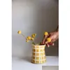 花瓶黄色の花瓶レトロモダンチェッカーセラミックドロップデリバリーホームガーデンdhzwi