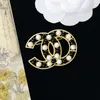 Marques Brooches Designer Brooch Fashion Mens Womens Hollow Black White Pearl Brooches Luxury Jewelry Accessorie Cadeau