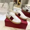 Femme 2024 Sneakers Trainer Designer Stud Valentyno Chaussures Vlogoo Nouveau bas à fond plat en cuir authentique Versatile Little Blanc Men Sports Couple de couple 7rns