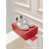 Trainer de remaches casuales Nuevo diseñador de empalme para hombres pareja Valentyno Sports Shoes Color de producto 2024 STARDES DE VACADO VLOGOO HOMEN AHJU