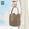 De nieuwe handgeweven tas van de fabrikant trendy en veelzijdige vaste kleur moeder-van-pearl bucket Bag dames casual schouder crossbody tas