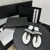 Luxury Marmont Leather Thong Designer Sandaler: Unisex Beach kausal flip flops med dubbelspänne och fuzzy glid