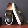 Sapatos casuais de homens em relevo masculino Moda de fivela de fivela