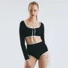 Un maillot de bain en deux pièces minimaliste et à la mode pour les femmes, avec un effet minceur à manches longues sportive et des couleurs contrastées pour les vacances à la plage