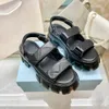 Nieuwe damesontwerper Sandalen Brand Zomer Triangle Label Design Jagged Soles Pine Cake Dikke Soled Velcro Sandalen Solid Color Casual Hoogte-Traving Shoes