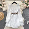 Casual Dresses Clothland Women Sweet White Ruffle Mini Dress V Neck Pete Up Belt Long Sleeve A Line Kvinnlig söt BOHE QD271