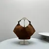 La borsa a secchio di mini gnocchi opaco è alla moda e versatile