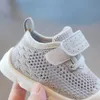 Zomer peuter babyschoenen jongens meisjes eerste wandelaars mesh ademende niet -slip zachte bodem kinderjongen meisje kinderen 240425