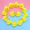 Toys de bain bébé 1pc Toys de bain bébé pour nouveau-né 0-12 mois cadeau salle de bain mini baignade de canard jaune jouant d'eau couchage canucks jouet de bain