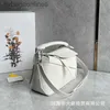 Sacs de créateurs originaux de haute qualité pour le puzzle blanc de qualité Loeweelry Sac d'épissage géométrique Femmes Généralités à bagages de mollet à grain véritables avec logo de marque avec logo de marque