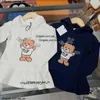 Abbigliamento designer per bambini vestiti per bambini estate camicia di lusso per bambini a maniche corte in cotone cotone designer di mosche per baby cartoon orso abiti da cartone animato cxd2401122-6