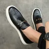 Sapatos casuais de homens em relevo masculino Moda de fivela de fivela