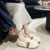 Chaussures décontractées 2024 Hiver pour femmes chaudes extérieures en peluche design de style britannique Boots blancs de neige des femmes Lémières modelles douces douces