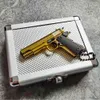 Toys des armes à feu 1 3 mini poignée en bois massif Colt 1911 Modèle de pistolet Alloy 92F Keychain Fake Collection de Fake Gun Collection pour adulte cadeau T240428