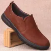 Повседневная обувь 2024 Man Flats Подличная кожа для мужчин черно-коричневая молодежная мода мужская обувь анти-скольжение водителя