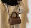 Braunes Leder 16 cm Mini Frauen Handtasche Kuhleder -Trimm -Leinwand Innerhalb klassischer Reisetasche Ledergriff Schultergurt mit Seriennummer