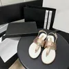 Luxury Marmont Leather Thong Designer Sandaler: Unisex Beach kausal flip flops med dubbelspänne och fuzzy glid