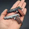 Pistolets 1 3 alliage 1911 mini modèle de pistolet faux arme de porte clés de porte clés pistolet jouet détachable pour les enfants adultes PUBG cadeau T240428