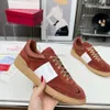 Valentyno Leather Leisure 2024 Designer schoenen Vlogoo Flat Bottom Echte Sneakers veelzijdige kleine witte dames stud Sportparen Board Trainer Men GS0U